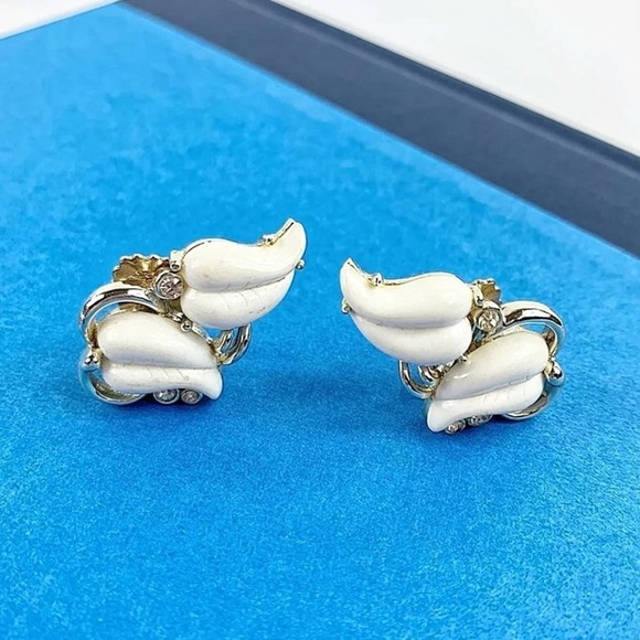 Vintage Kramer White Milk Glass Rhinestone Clip Earrings, Silver,Designer Signed - Picture 2 of 6